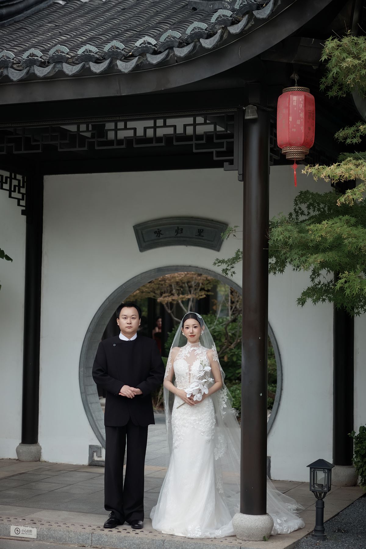廉波与韦晶晶在园林月洞门前的合影