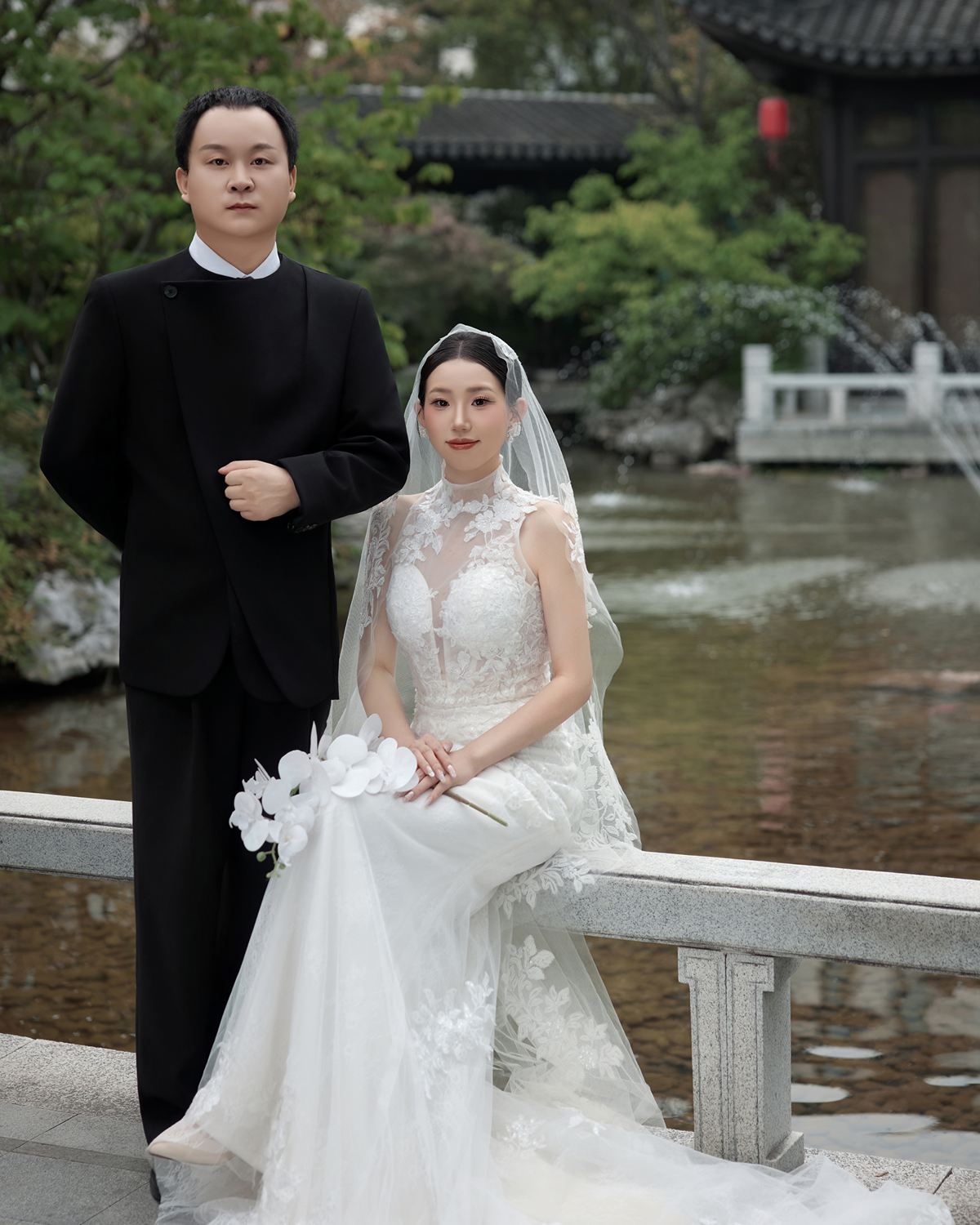 廉波与韦晶晶在园林池畔的合影
